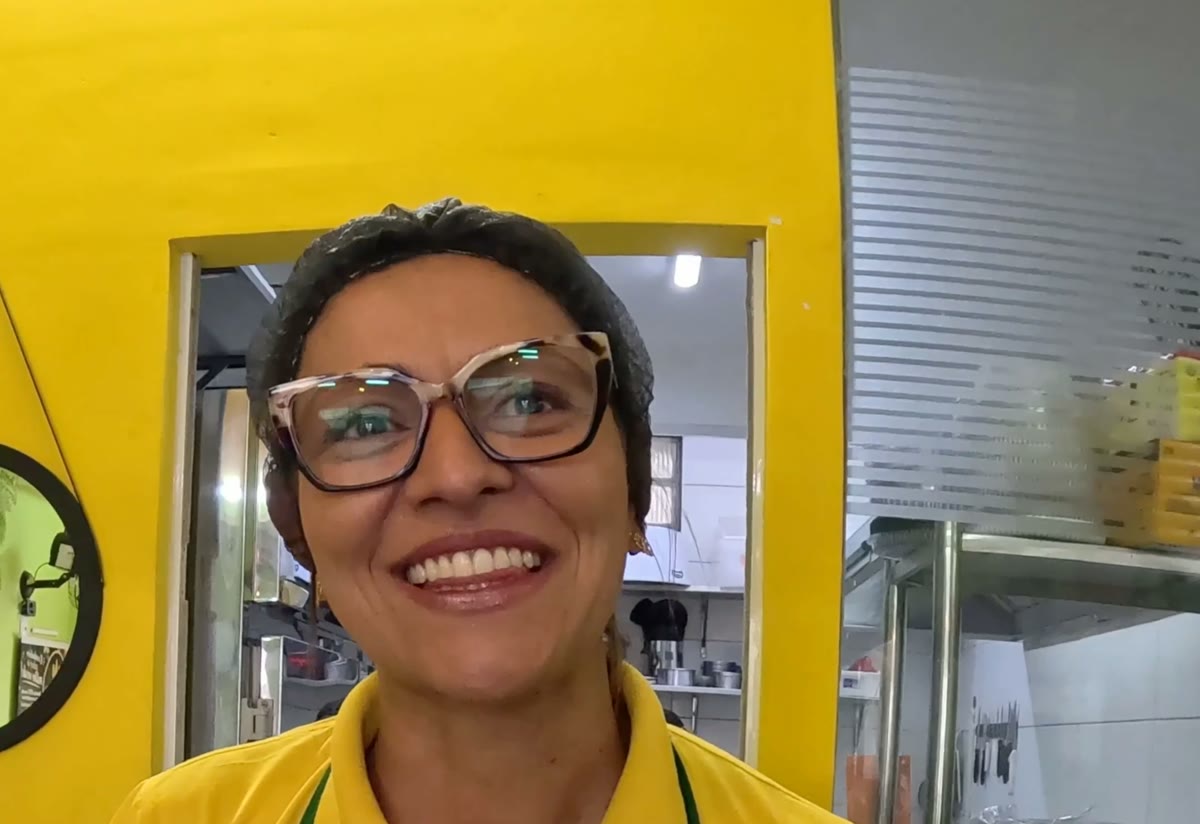 Sarah, dona da Pamonharia Goiana, na loja