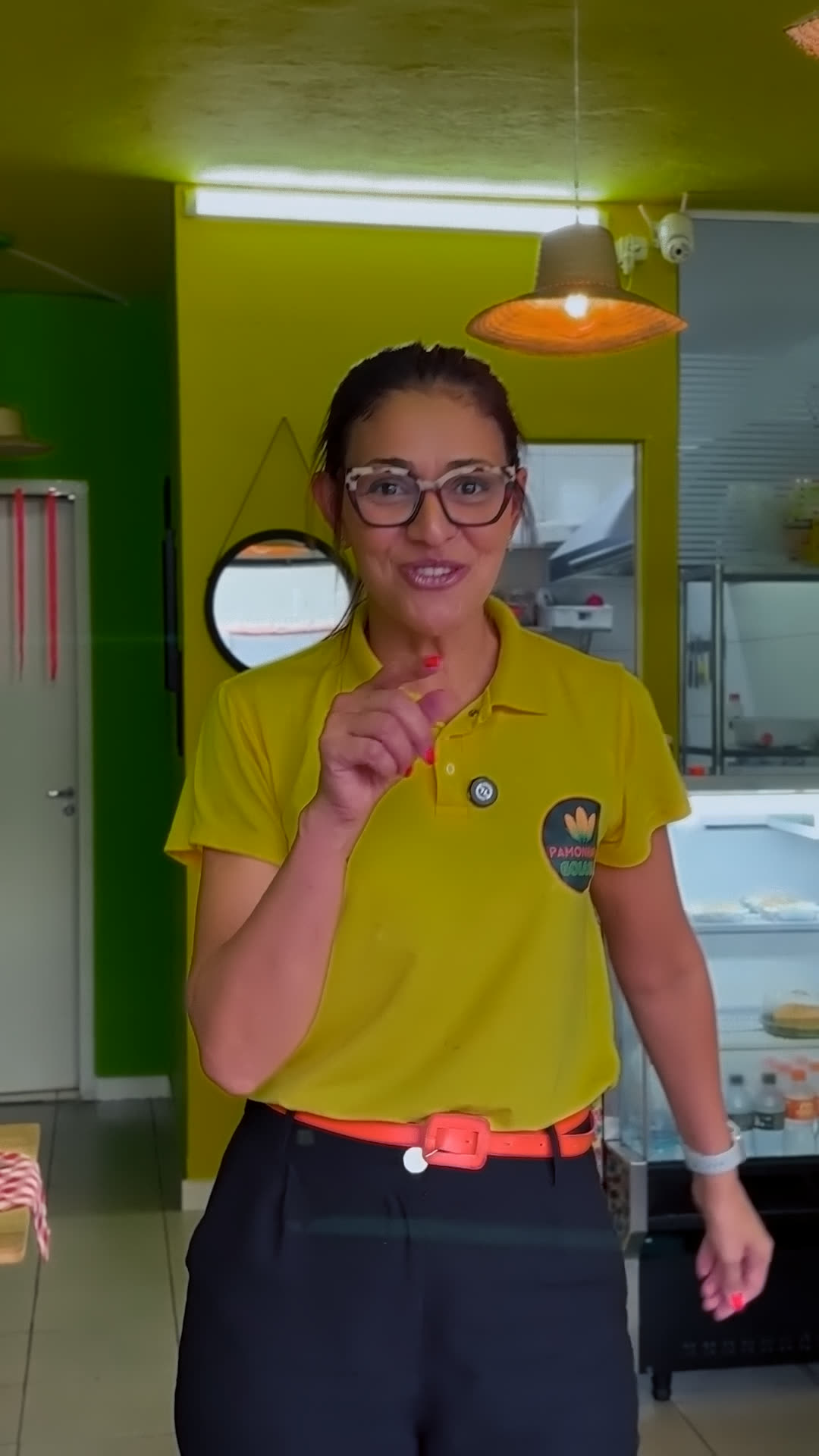 Sarah na loja, no mês seguinte